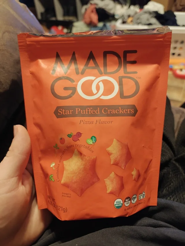 Star Puffed Crackers - Pizza Flavor / Flavour by MadeGood - Tier B kids snack